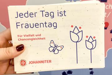 Postkarte mit Blumen und Spruch zum Weltfrauentag
