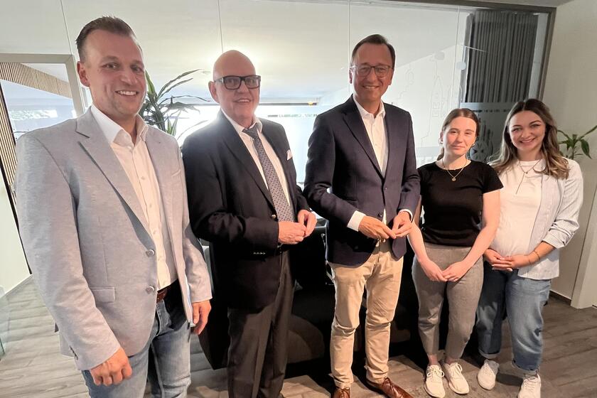 Im Gespräch mit den Vorständen Christian Görg (links) und Dr. Franz Obst (2. von links) sowie Mitarbeiterin "Betreutes Wohnen" Caroline Tegelaers (2. Von rechts) und Projektmitarbeiterin Jugend und Soziales Madina Tuschumbekov (rechts) erfuhr Josef Oster viel Interessantes über die Aufgaben und Herausforderungen der Johanniter. Foto: Michaela Cetto