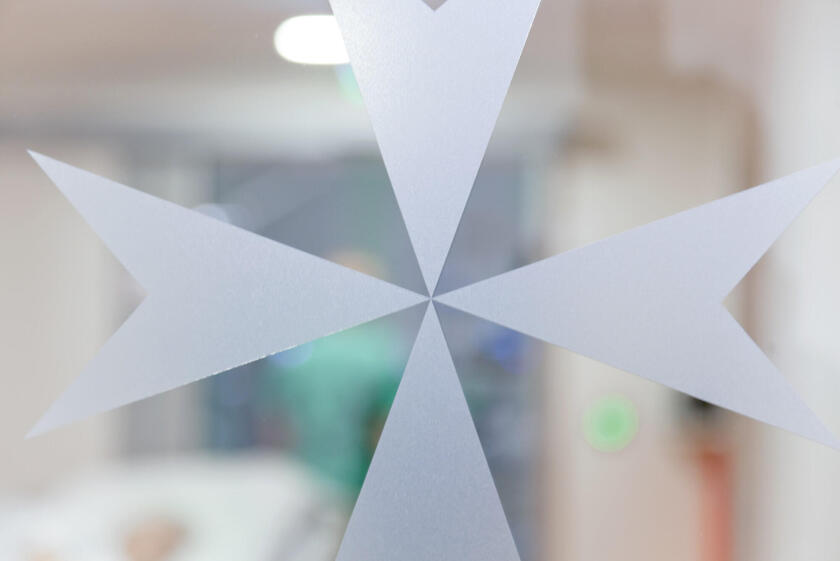 Johanniter Kreuz groß in grau 