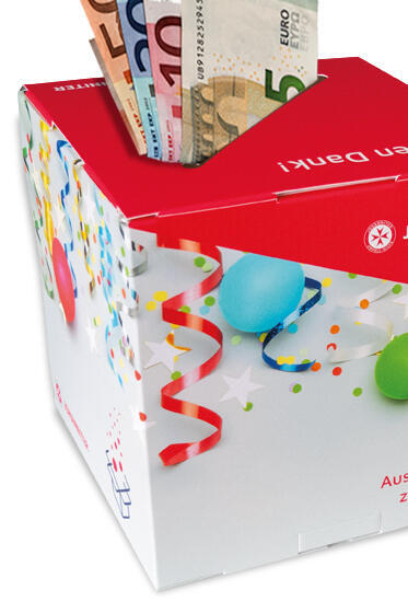 Zwei Johanniter-Spendenboxen, eine mit eingesteckten Euro-Scheinen, beide mit Aufdruck „Vielen Dank!“ und „Aus Liebe zum Leben“.