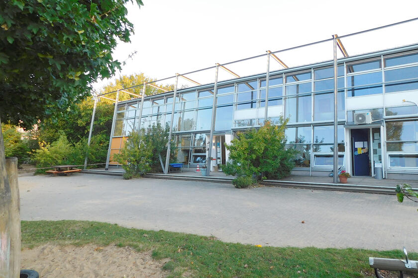 Johanniter-Kindertagesstätte Erkelenz in der Gartenansicht mit einer großen verglasten Fläche