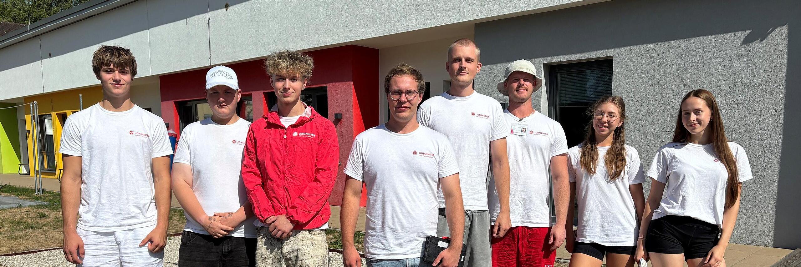 Johanniter Team steht vor Dienststelle