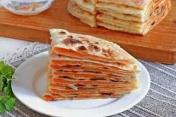 Ein Stapel mit zubereitetem Fladenbrot 