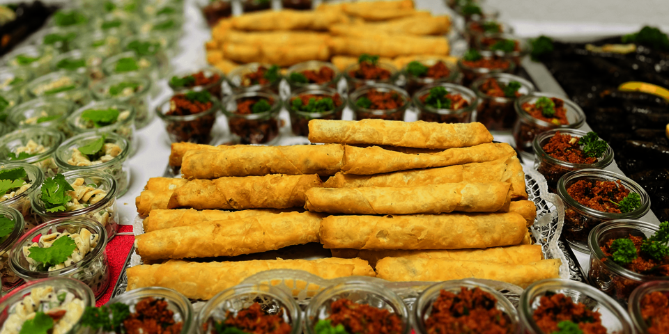 Tablett mit Blätterteigröllchen