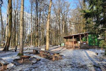 Außenansicht im Winter Johanniter-Waldkindergarten "Waldeglofsheim"