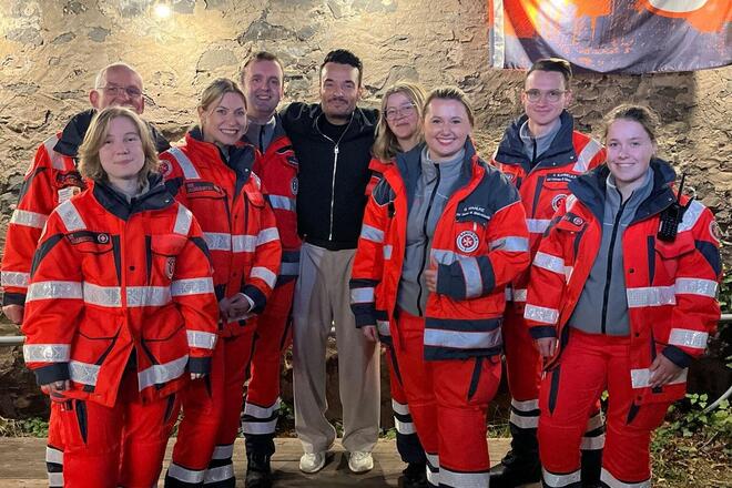 9 ehrenamtliche Sanitäter der Johanniter auf einem Gruppenfoto mit Giovanni Zarella
