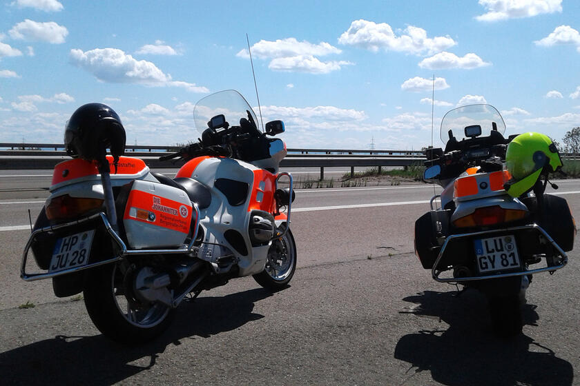 Zwei Einsatzmotorräder der Motorradstaffel stehen an der Autobahn.