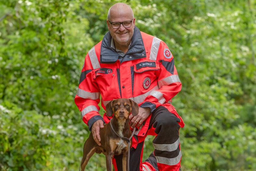 Rainer und Ole von der Johanniter-Rettungshundestaffel Baden-Karlsruhe