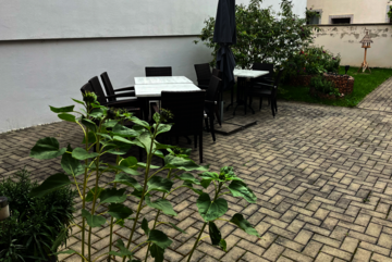 Gemütlicher Innenhof der Senioren-WG Bad Blankenburg mit Tisch und Stühlen