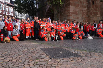 Viele Johanniter in Einsatzkleidung machen ein Gruppenbild beim Landeswettkampf der Johanniter.