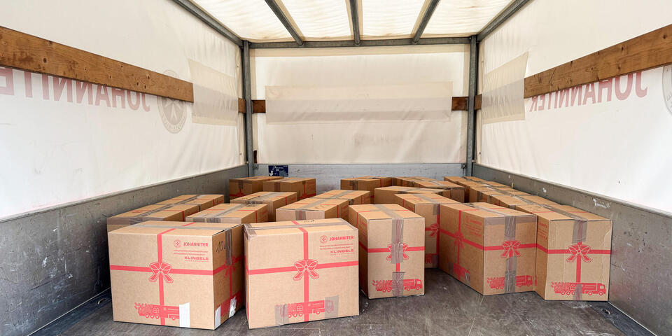 Weihnachtstruckerpakete auf einer Ladefläche