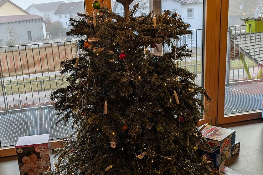 Unter Weihnachtsbaum liegen verschiedene Spiele