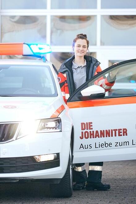 FSJlerin an der offenen Autotür