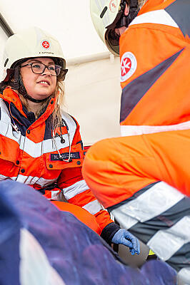Rettungssanitäterin im Einsatz.