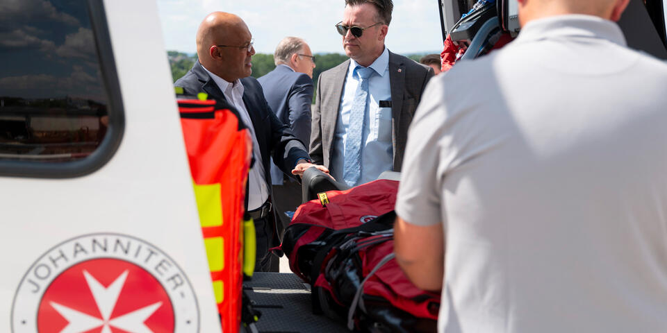 Der Abteilungsleiter Gesundheit des Hessischen Ministeriums für Soziales und Integration, Stefan Sydow, hört sich Erläuterungen zum Hubschrauber, zur Ausstattung und zur Nutzung an.