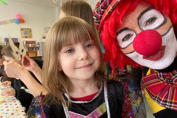 Kind mit Clown