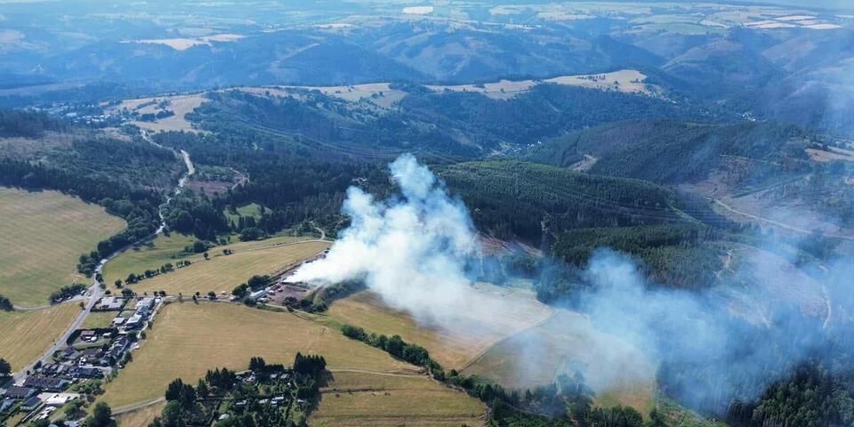 Luftaufnahmen der Drohnen zeigen das Ausmaß des Brandes.