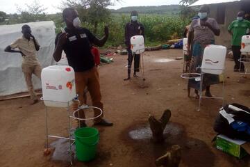 Gemeindebasierte Helferinnen und Helfer machen auf die Bedeutung des Händewaschens gegen Corona in Trainings aufmerksam