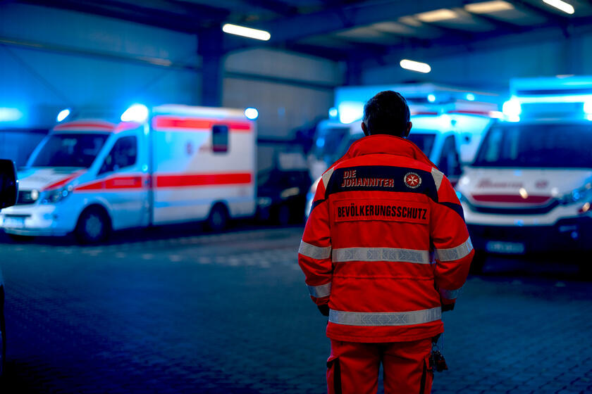 Ein Johanniter aus dem Bevölkerungsschutz steht in der Wagenhalle.