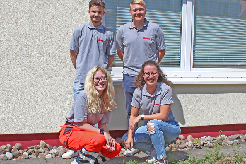 Zwei junge frauen und zwei junge Männer in Johanniter-Bekleidung