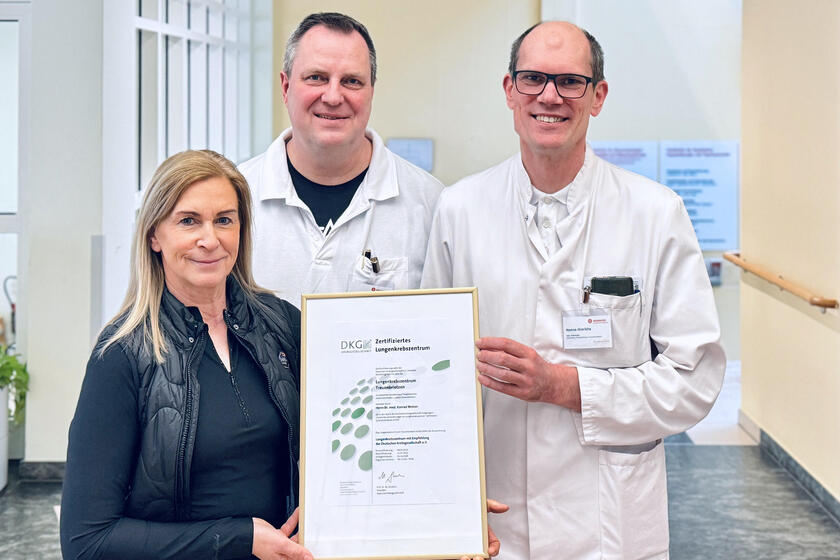 v.l.: Angela Schröter vom Qualitätsmanagement, Zentrumsleiter Dr. Konrad Wetzer und Zentrumskoordinator Hanno Hinrichs stehen für die kontinuierliche Weiterentwicklung des Lungenkrebszentrums Treuenbrietzen. 