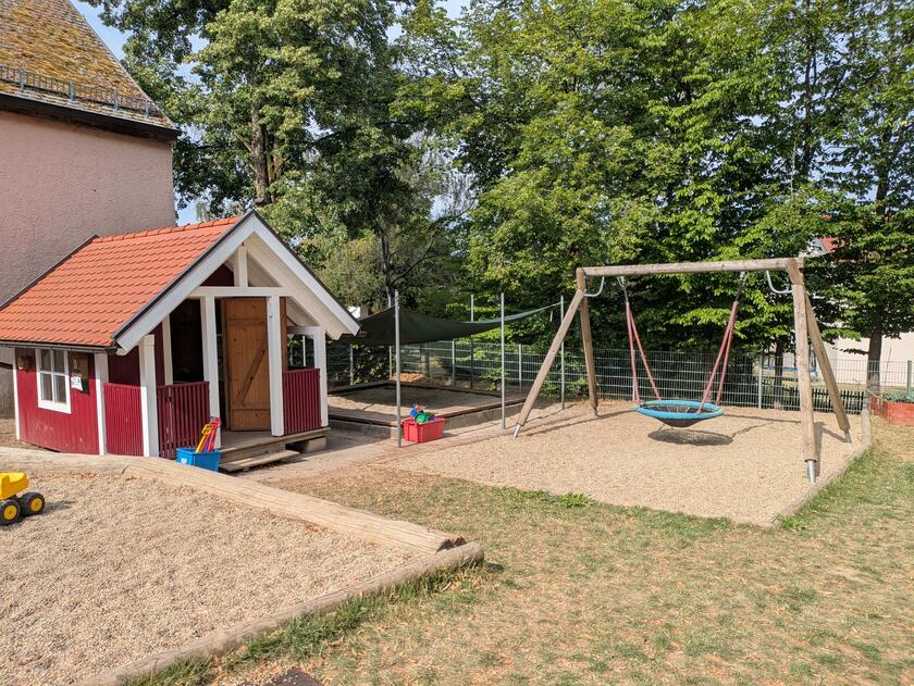 Sandkasten und Schaukel