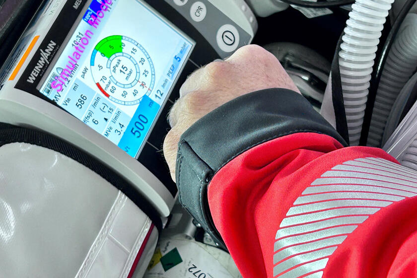 Detailbild aus der Fortbildung für Rettungsfachpersonal: Simulation auf einem Monitor.