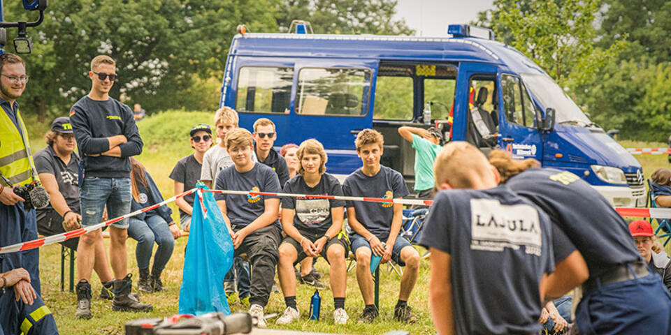 THW-Jugendliche packen an.