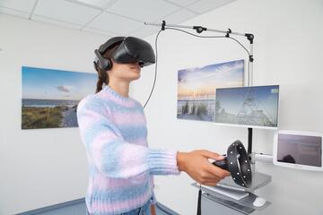 Patientin bei Therapie mit VR Brille 