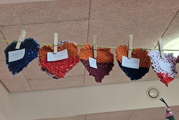 Die Hortkinder haben liebevoll Herzen für Mama und Papa gebastelt.