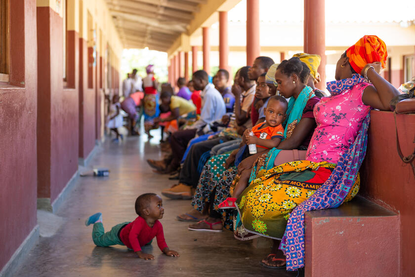Patientinnen und Patienten warten auf ihre Behandlung in der Gesundheitsstation