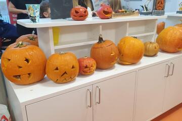 Unsere Halloweenfeier mit Kürbisparade war ein voller Erfolg für Groß und Klein.