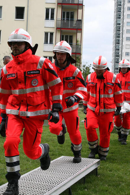 Gruppe Rettungssanitäter beim Training.