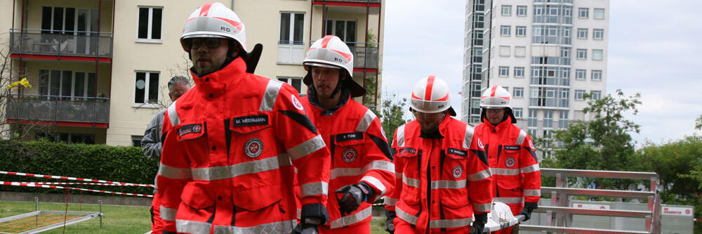 Gruppe Rettungssanitäter beim Training.