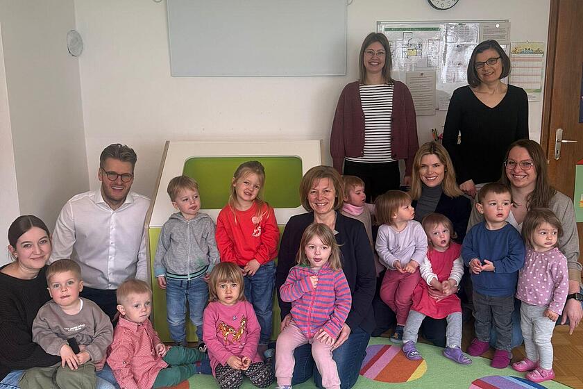 Die Kinder und Erzieher vor ihrem neuem Rückzugsort