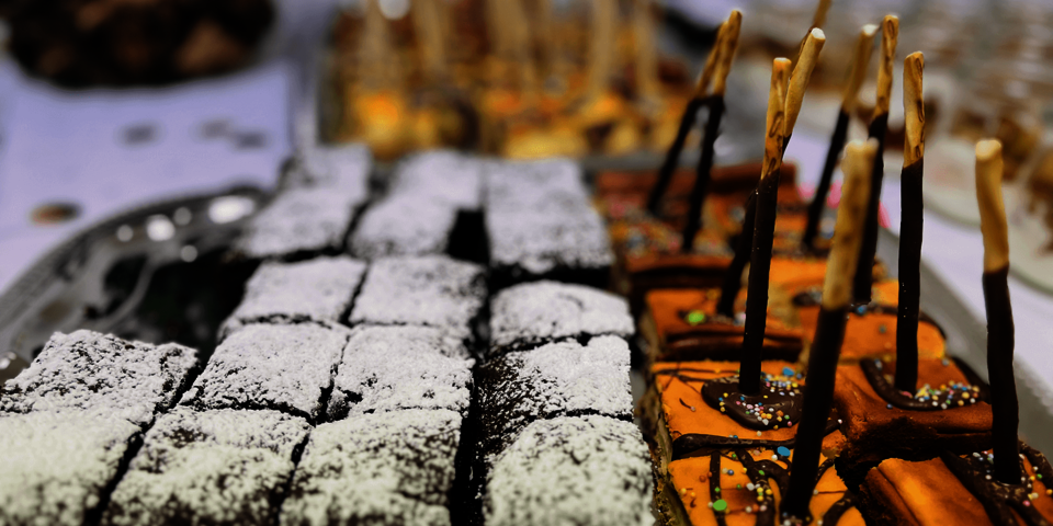 Tablett mit kleinen Kuchen