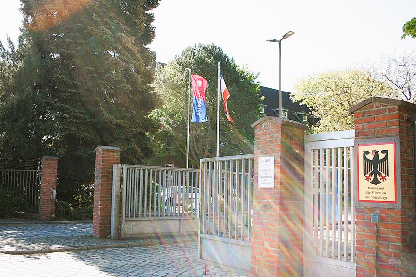 Eingang mit Johanniter-Flagge