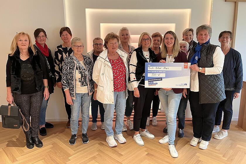 Katholischer Frauenbund Münchshofen/Premberg übergibt Spendenscheck an Hospizleitung Katharina Salbeck