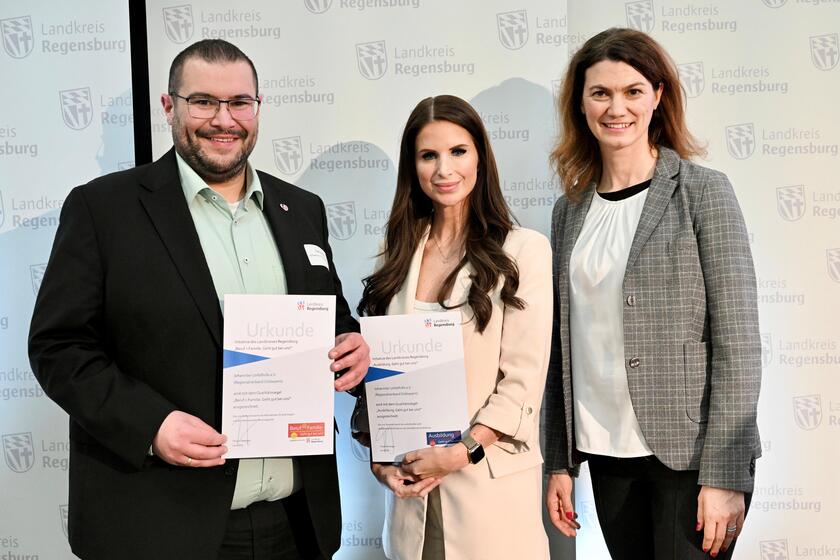 Regionalvorstandsmitglied Tobias Karl und Ramona Koller mit den Siegeln.   