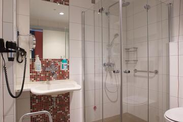 Badezimmer im Patientenzimmer der Plastischen, Rekonstruktiven, Ästhetischen & Handchirurgie