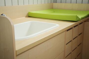 Wickeltisch Johanniter-Kinderkrippe an der Mittelschule in Wenzenbach