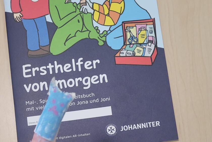 Ersthelfer von morgen-Büchlein und Kinderfinger mit Tierpflaster