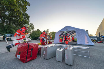 Übung des Ehrenamts im Regionalverband Schleswig-Holstein Süd/Ost: Ehrenamtliche bauen einen Behandlungsplatz auf und transportieren Güter.