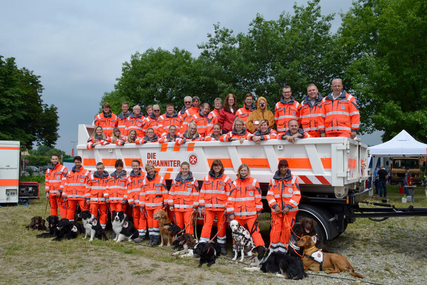 Gruppenfoto Johanniter mit Rettungshunden.