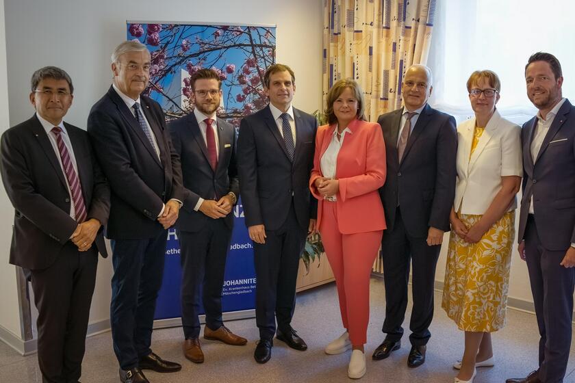 Prof. Dr. Yon-Dschun Ko, Dr. Peter Gloystein, OB Felix Heinrichs, Dr. Christoph Sippel, Rita Tönjann, Dr. Andreas Tittel, Michaela Lammich, Matthias Becker (v.l.).