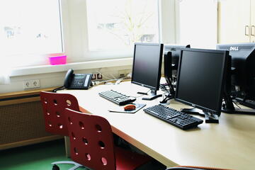 Arbeitsplatz mit Computer in der Kita Wirbelwind