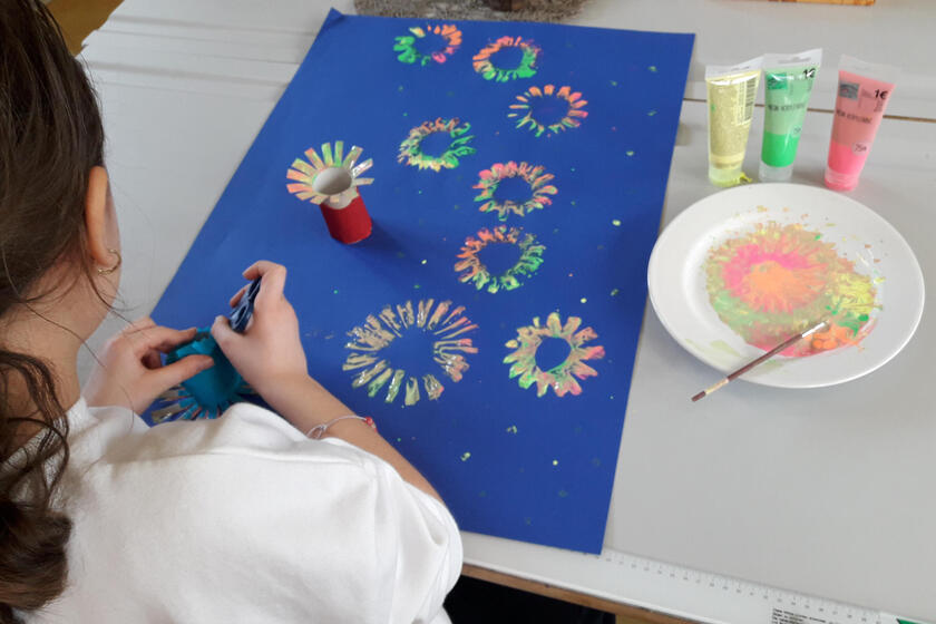 Mädchen gestaltet Bild zum Thema Silvesterfeuerwerk
