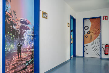 Ein Flur mit drei bemalten Türen