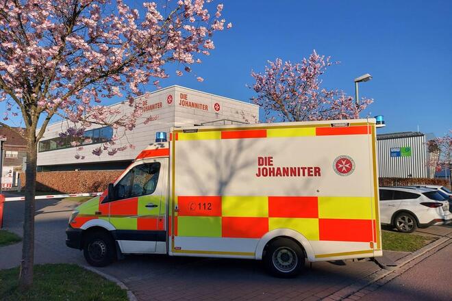 Ein RTW steht vor einer Schranke. Im Hintergrund sieht man die Memminger Johanniter-Rettungswache.