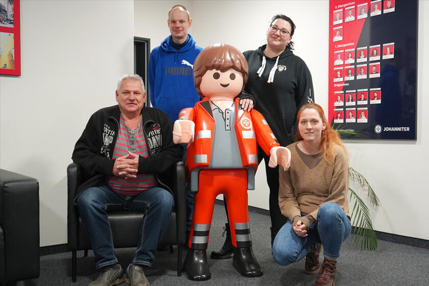 Vier neue Mitarbeitende posieren an ihrem Begrüßungstag Anfang Januar 2025.